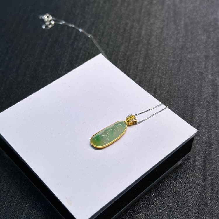 18k金镶嵌黄加绿福豆翡翠吊坠项链 - 4