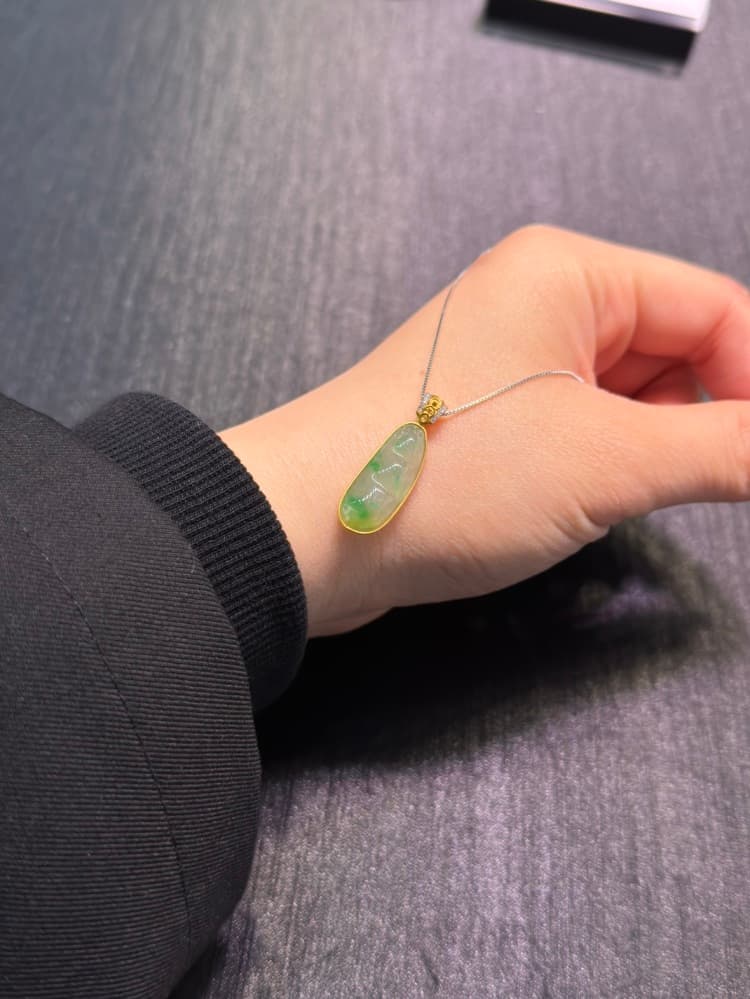 18k金镶嵌黄加绿福豆翡翠吊坠项链 - 详情图 2