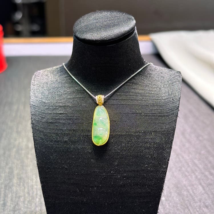 18k金镶嵌黄加绿福豆翡翠吊坠项链 - 2