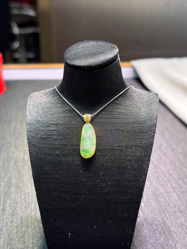 18k金镶嵌黄加绿福豆翡翠吊坠项链 - 详情图 1