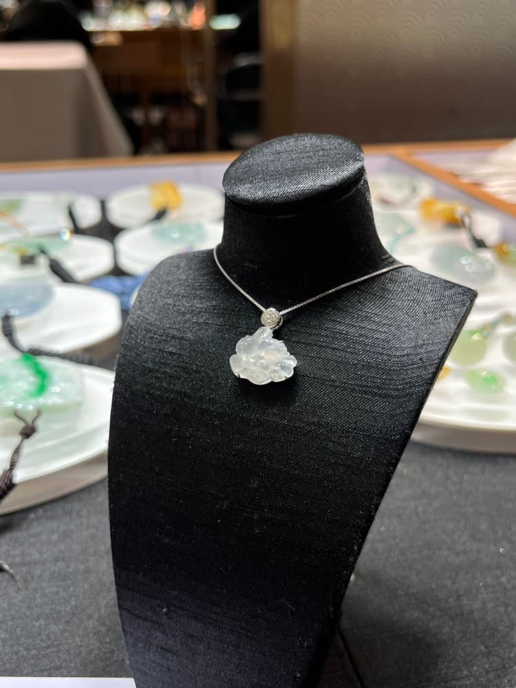 18k金镶嵌翡翠雪花棉冰兔子项链吊坠 - 详情图 4