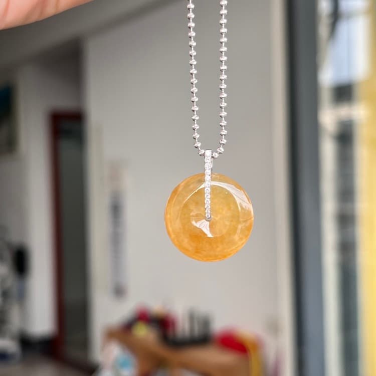 18k金镶嵌天然满黄翡平安扣吊坠 - 2