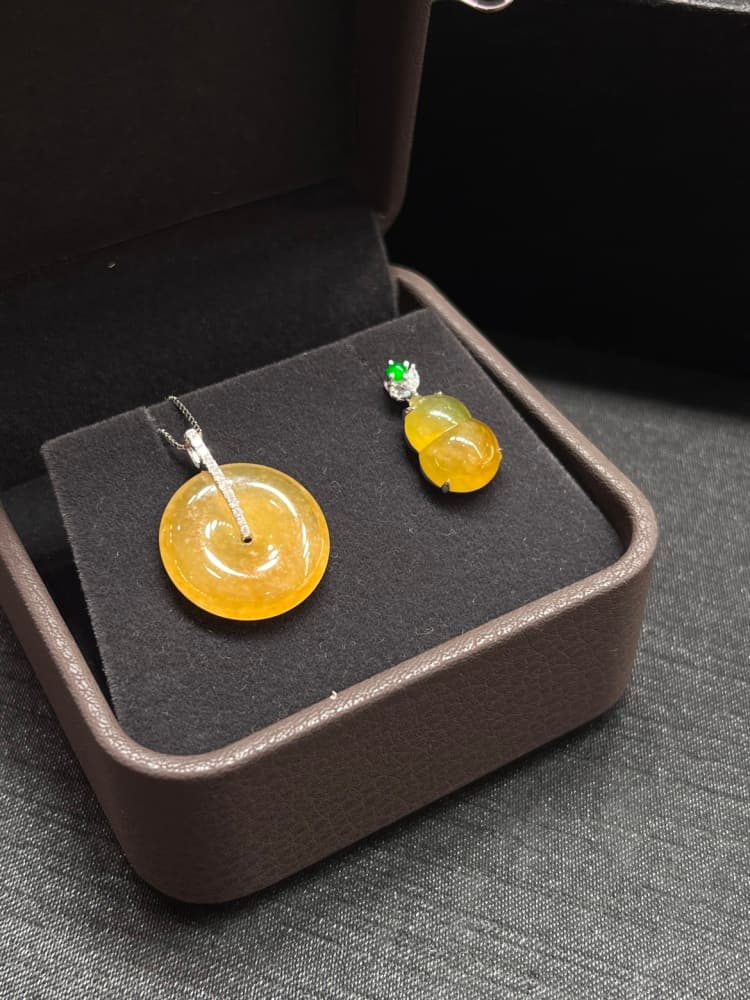 18k金镶嵌天然满黄翡平安扣吊坠 - 详情图 1