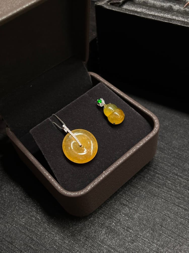 18k金镶嵌天然满黄翡平安扣吊坠 - 详情图 2