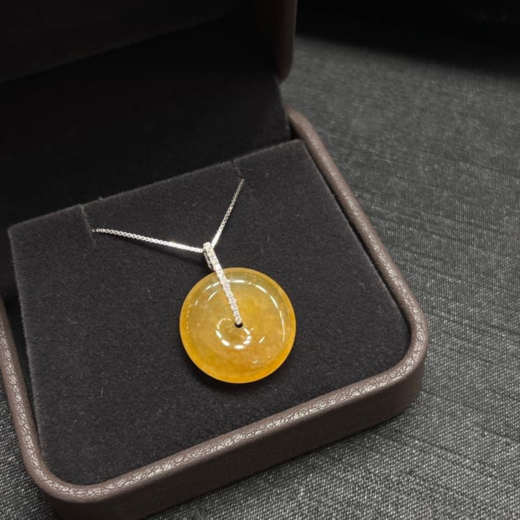 18k金镶嵌天然满黄翡平安扣吊坠 - 4