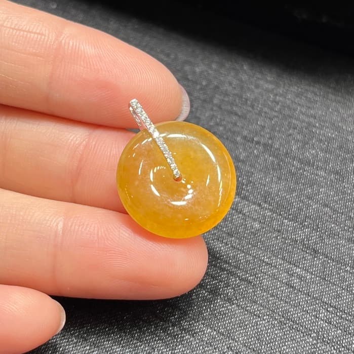 18k金镶嵌天然满黄翡平安扣吊坠 - 5