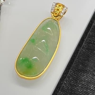 18k金镶嵌黄加绿福豆翡翠吊坠项链