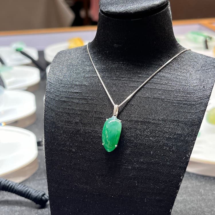 翡翠绿佛瓜项链吊坠