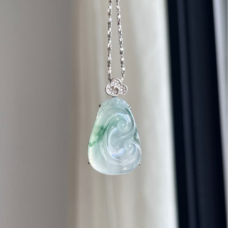 18k金镶嵌 翡翠冰飘花如意