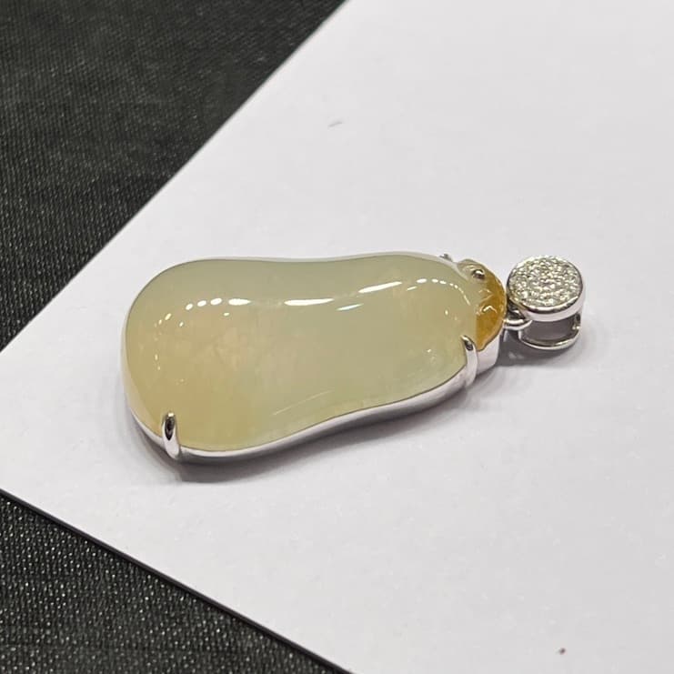 18k金镶嵌戒指黄翡巧色福瓜