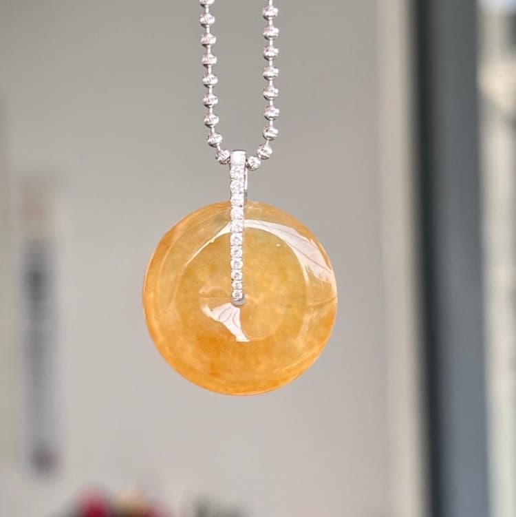 18k金镶嵌天然满黄翡平安扣吊坠