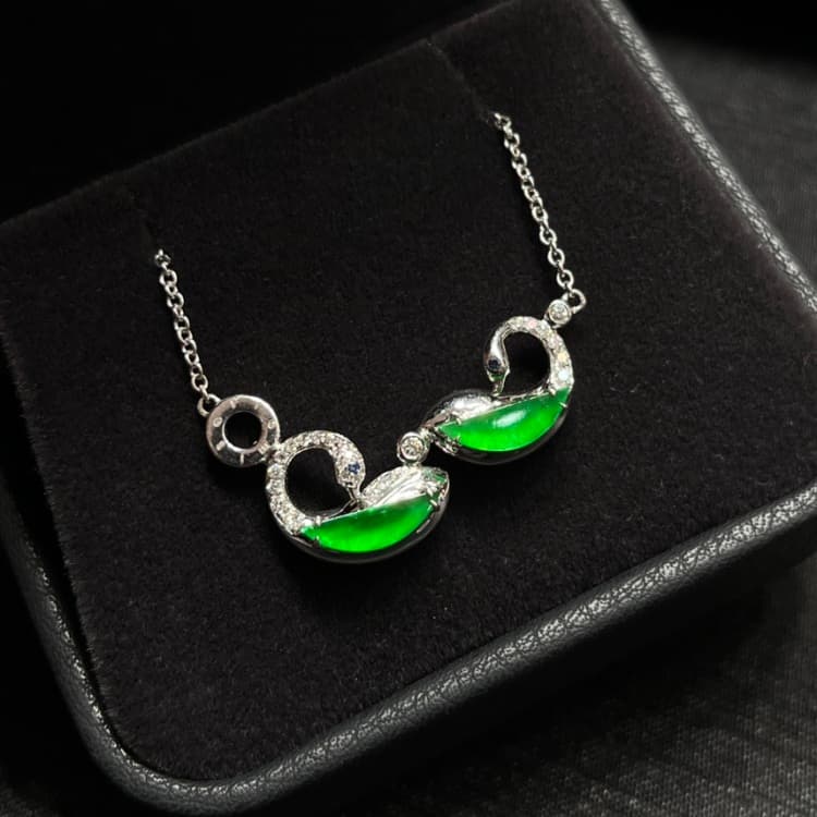 18k金镶嵌天鹅绿吊坠